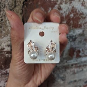 NWT 585 Rose Gold Pearl CZ Huggie Earrings